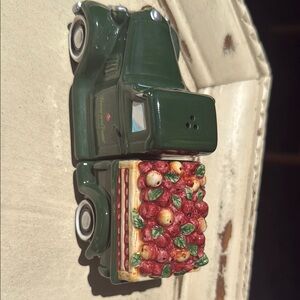 NWT Harry‎ & David shaker Set Salt & Pepper vintage NIB Apple truck - ceramic